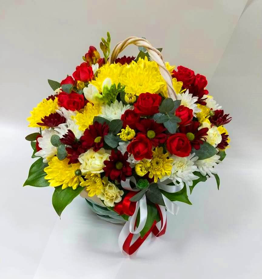 Цветочная композиция из Хризантемы и Розы в корзине в Фокино Брянской области