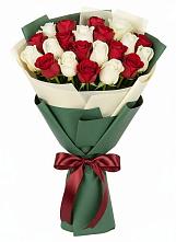 Букет Микс из красных и белых роз в Фокино Брянской области