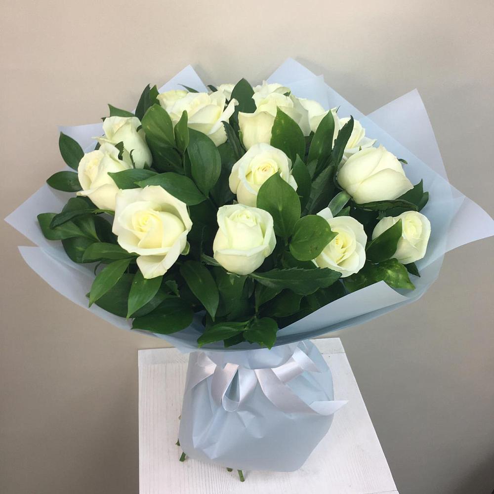 Букет 15 Белых роз Проуд в Фокино Брянской области