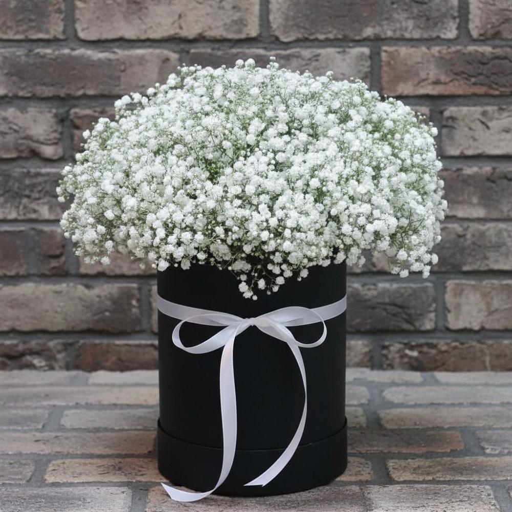 Цветочная композиция из Гипсофила в шляпной коробке в Фокино Брянской области