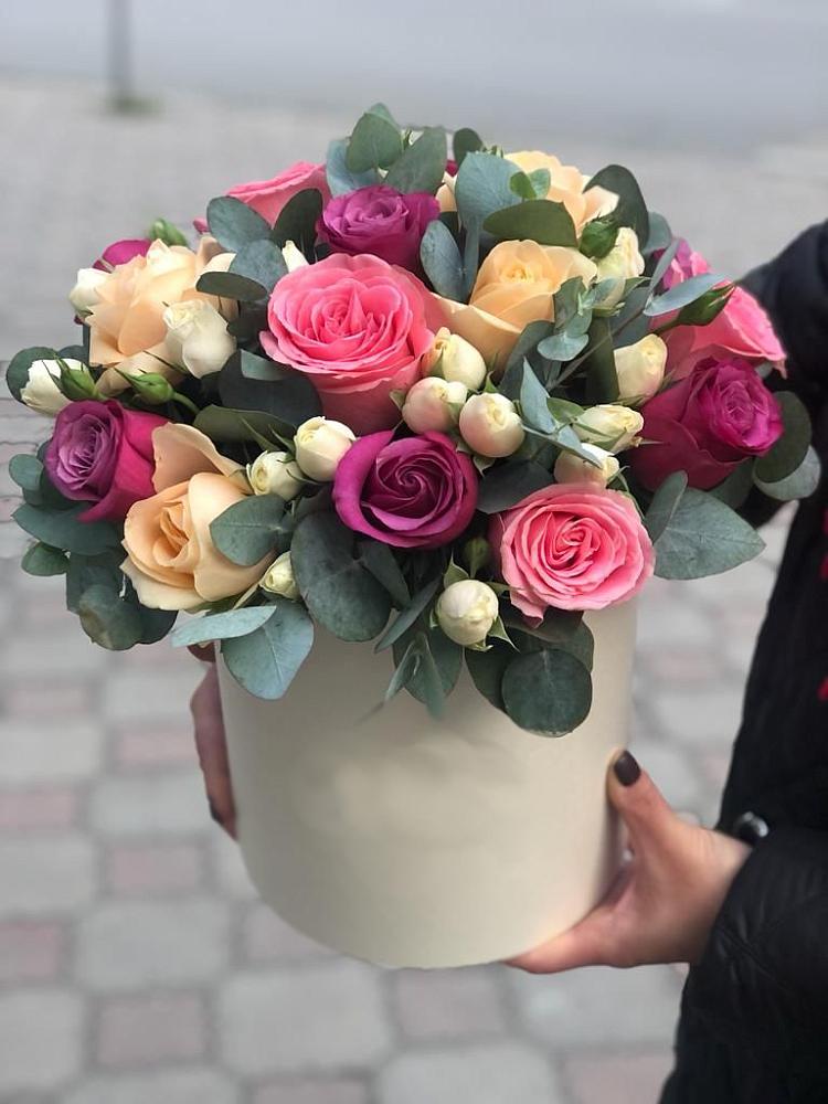 Цветочная композиция из Розы в шляпной коробке в Фокино Брянской области