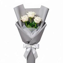 Букет 3 белые розы в Фокино Брянской области