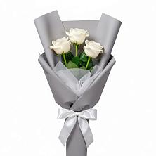 Букет 3 белые розы в Фокино Брянской области