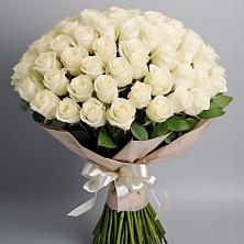 Букет 101 беля роза Белоснежка в Фокино Брянской области