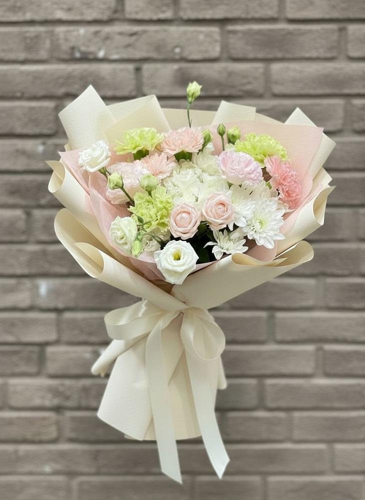 Букет цветов из: Гвоздики, Розы, Лизиантусы и Хризантемы в Фокино Брянской области