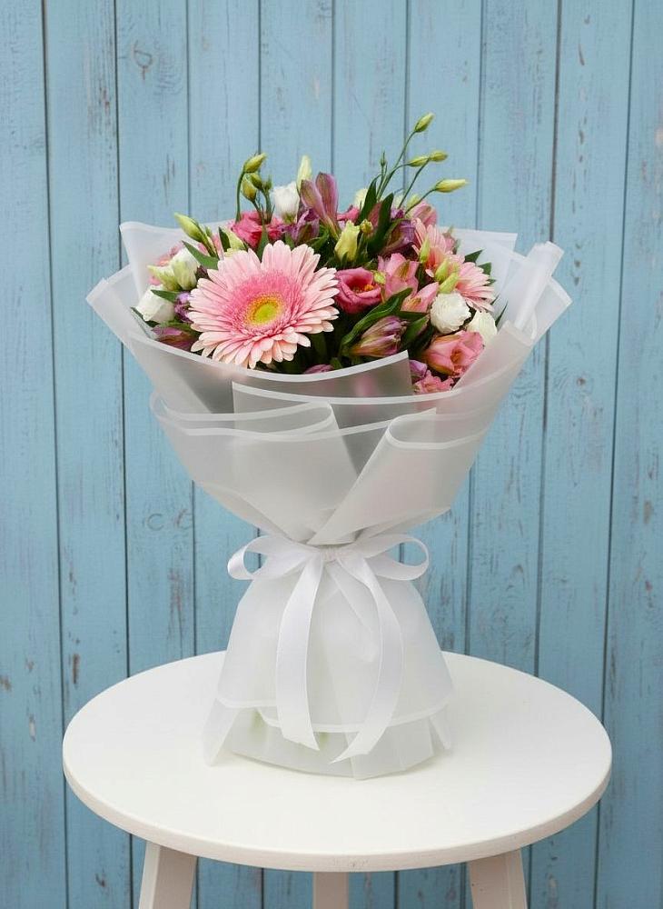 Букет цветов из: Герберы, Альстромерии и Лизиантусы в Фокино Брянской области