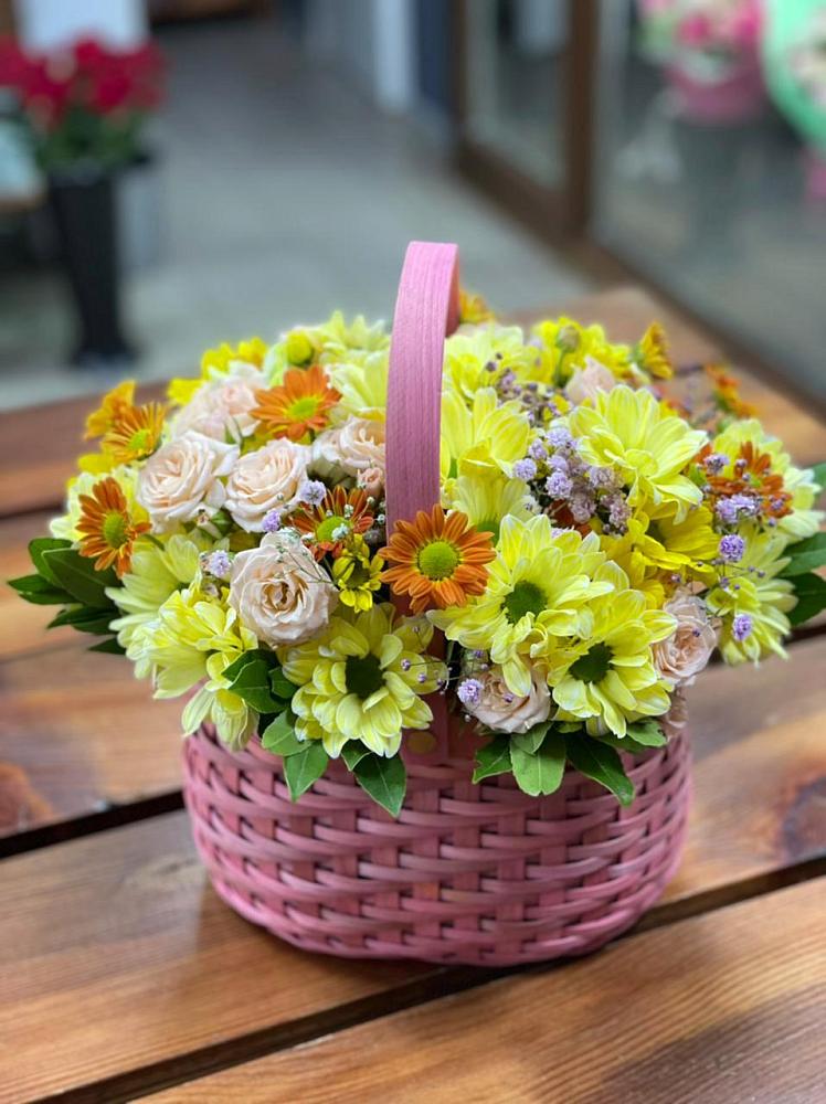 Цветочная композиция из Хризантемы и Розы в корзине в Фокино Брянской области