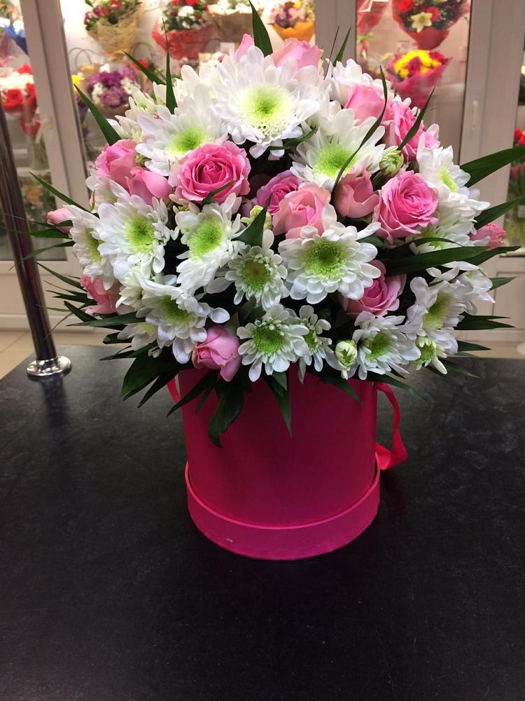 Цветочная композиция из Розы и Хризантемы в шляпной коробке в Фокино Брянской области