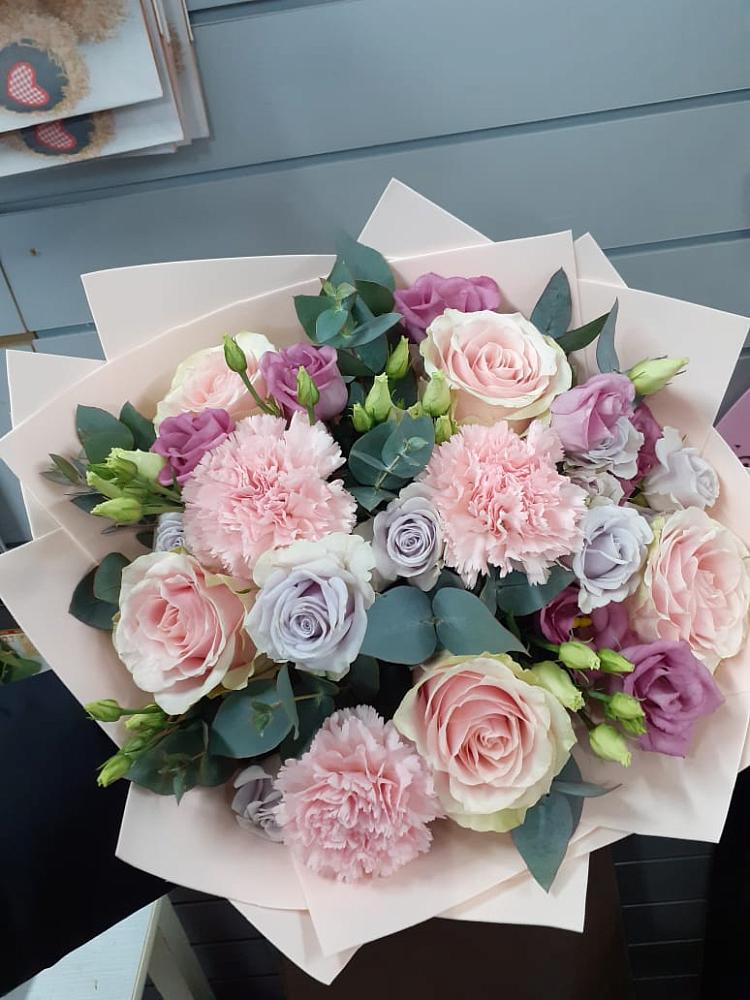 Букет цветов из: Розы, Гвоздики и Лизиантусы в Фокино Брянской области