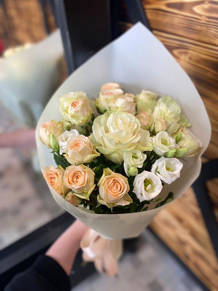 Букет цветов из: Розы и Лизиантусы в Фокино Брянской области